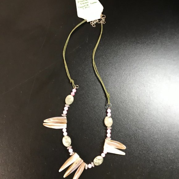 19 1/4" Beaded Necklace with Mother Of Pearl Focals - Picture 4 of 4